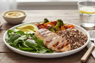 protein foods weight loss meal with chicken, quinoa, and vegetables